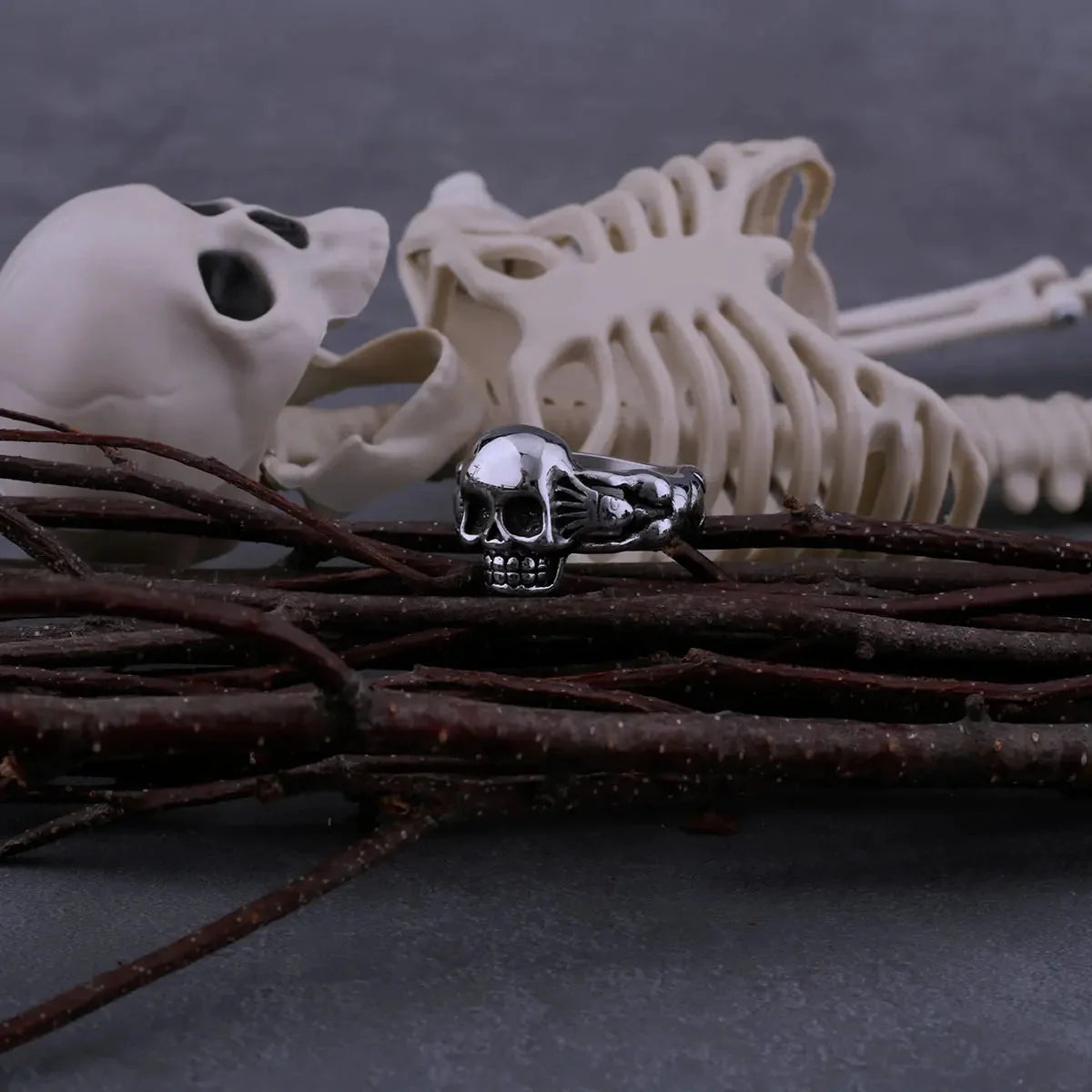 Hand Holding Skull Ring — in alternativa