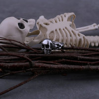 Hand Holding Skull Ring — in alternativa