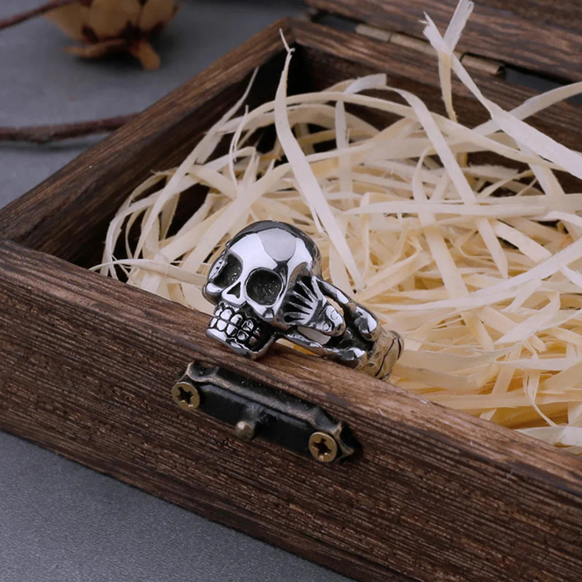 Hand Holding Skull Ring — vista posteriore