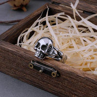 Hand Holding Skull Ring — vista posteriore