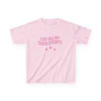 I Do All My Own Stunts Graphic Baby Tee — in alternativa