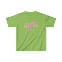 I Do All My Own Stunts Graphic Baby Tee — vista laterale