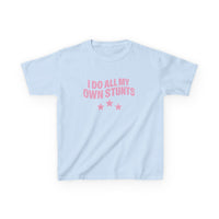 I Do All My Own Stunts Graphic Baby Tee — dettaglio della stampa