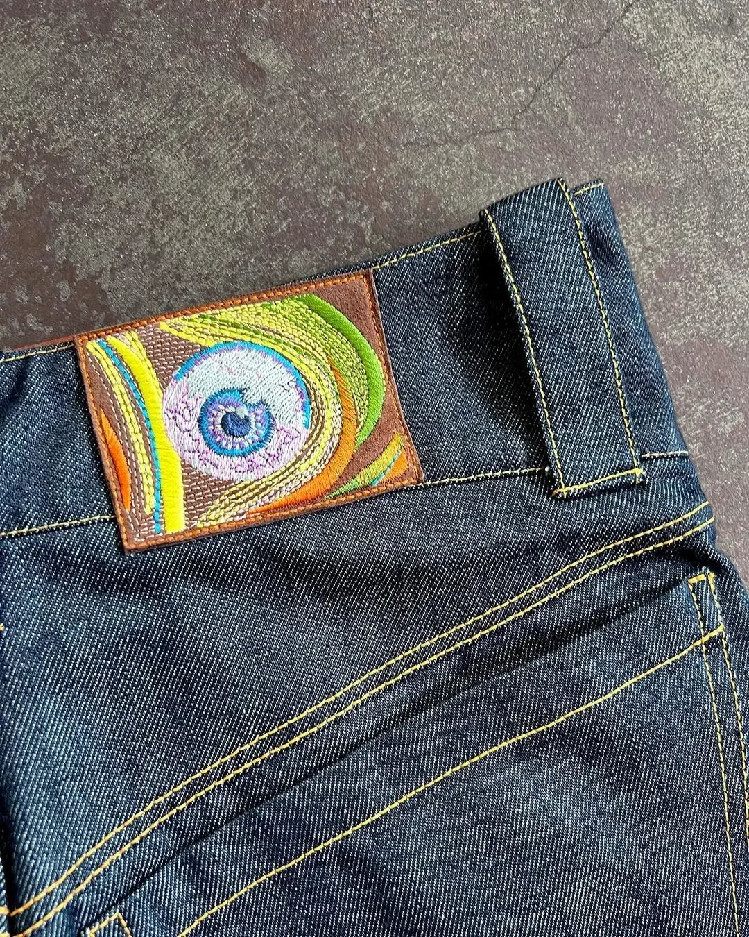 Japanese Embroidered Y2K Jeans — in alternativa