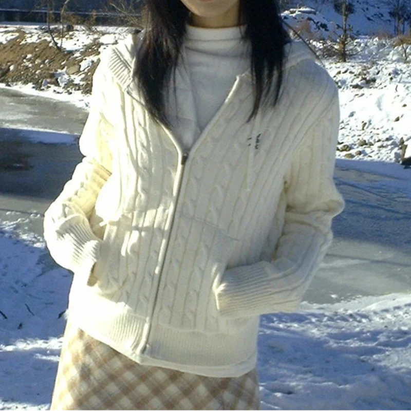 Japanese Y2K Cable Knit White Hooded Cardigan — vista frontale