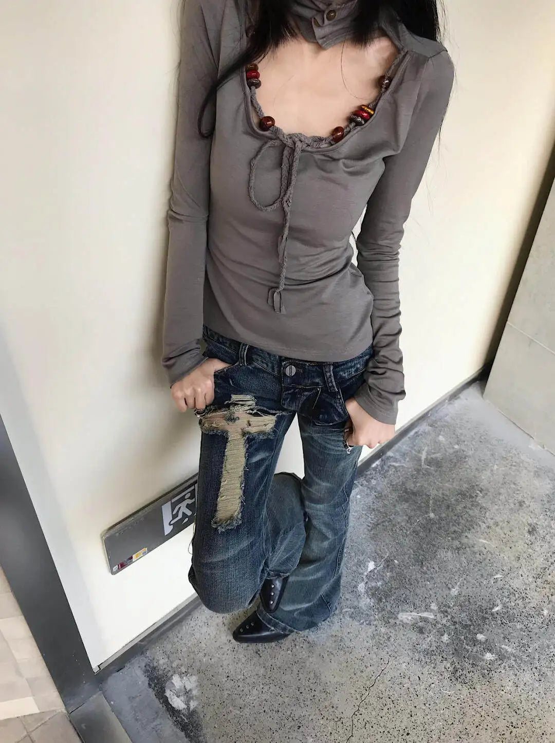 Japanese Y2K Distressed Cross Skinny Flared Jeans — vista completa