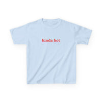 Kinda Hot Brat Baby Tee — dettaglio della stampa