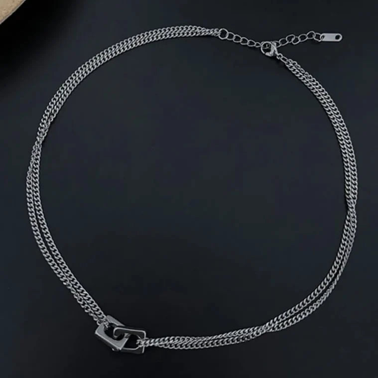 Locked Links Pendant Necklace — vista completa
