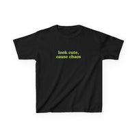 Look Cute Cause Chaos Brat Baby Tee — vista posteriore