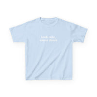 Look Cute Cause Chaos Brat Baby Tee — dettaglio della stampa