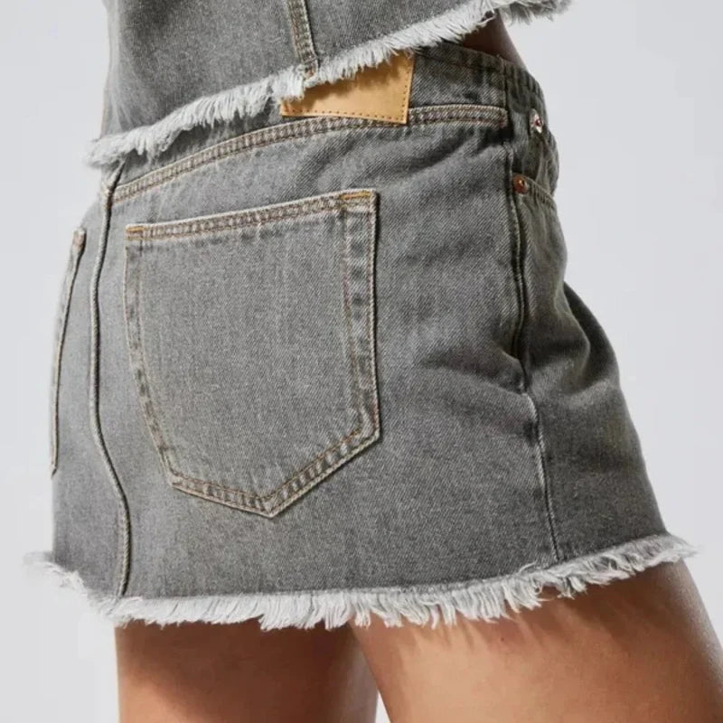 Low Waist Y2K Grey Raw Edge Retro Denim Mini Skirt — vista posteriore