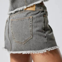 Low Waist Y2K Grey Raw Edge Retro Denim Mini Skirt — vista posteriore