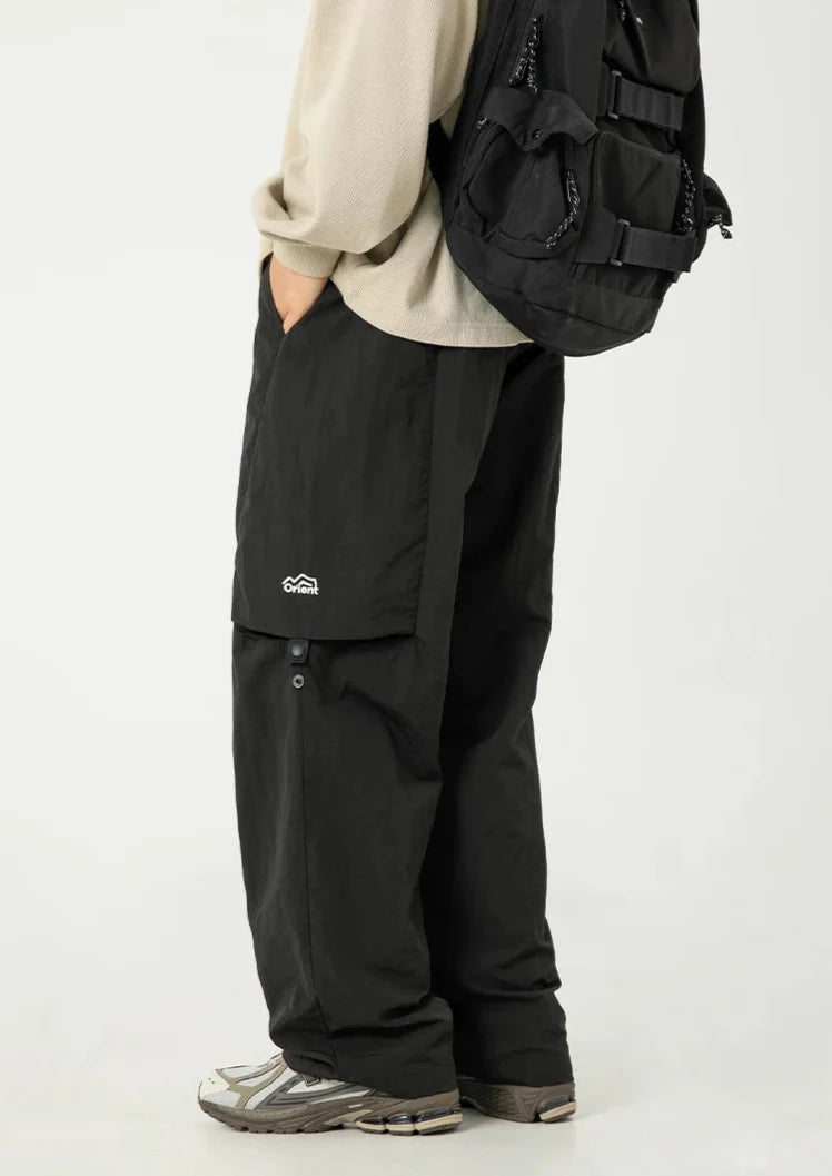 Mens Outdoor Y2K Parachute Trousers — dettaglio della stampa