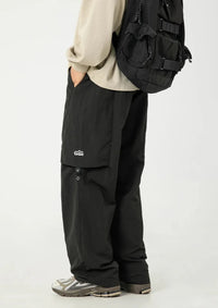 Mens Outdoor Y2K Parachute Trousers — dettaglio della stampa