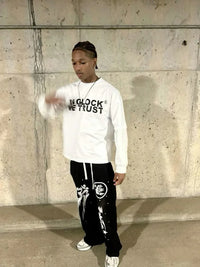 Mens Y2K "IN GLOCK WE TRUST" Graphic Long Sleeve Top T Shirt — dettaglio della stampa