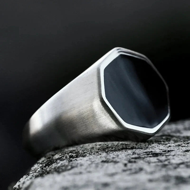 Octagonal Black Signet Ring — vista posteriore