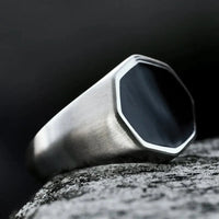 Octagonal Black Signet Ring — vista posteriore