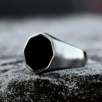 Octagonal Black Signet Ring — dettaglio