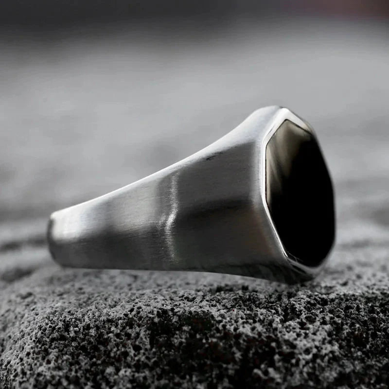 Octagonal Black Signet Ring — dettaglio della stampa
