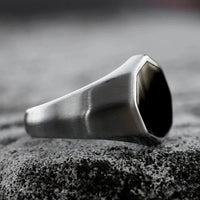 Octagonal Black Signet Ring — dettaglio della stampa