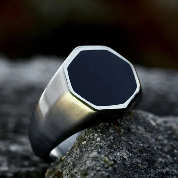 Octagonal Black Signet Ring — vista frontale