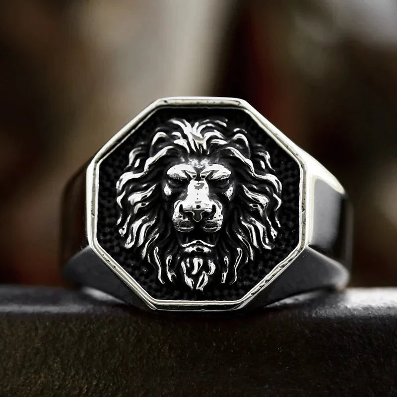 Octagonal Lion Signet Ring — dettaglio