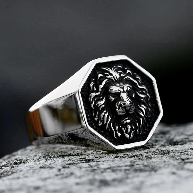 Octagonal Lion Signet Ring — dettaglio della stampa