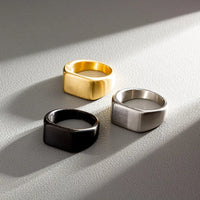 Plain Slim Rectangle Signet Ring — in alternativa
