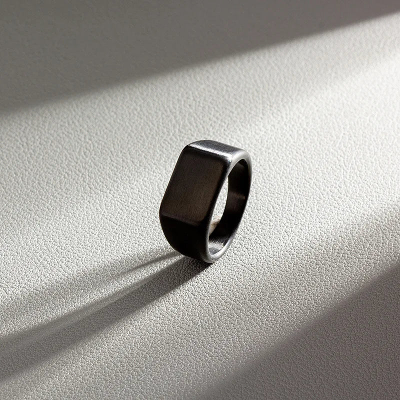 Plain Slim Rectangle Signet Ring — vista laterale