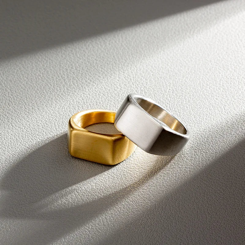 Plain Slim Rectangle Signet Ring — dettaglio del tessuto