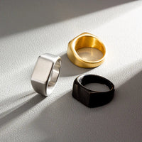 Plain Slim Rectangle Signet Ring — dettaglio della stampa