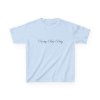 Pretty But Petty Brat Baby Tee — dettaglio della stampa