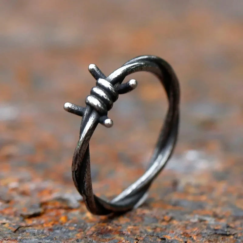 Punk Barbed Wire Abstract Ring — vista frontale