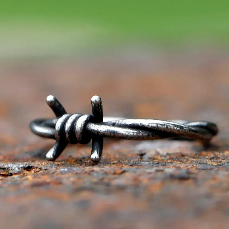 Punk Barbed Wire Abstract Ring — vista posteriore