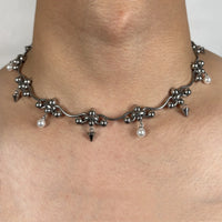 Punk Y2K Chandelier Pearl Metal Rivet Necklace — vista posteriore