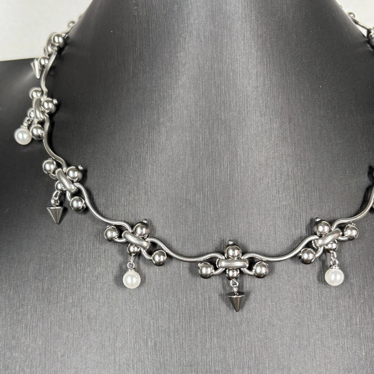 Punk Y2K Chandelier Pearl Metal Rivet Necklace — dettaglio