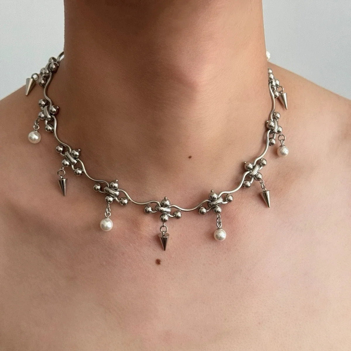 Punk Y2K Chandelier Pearl Metal Rivet Necklace — dettaglio della stampa
