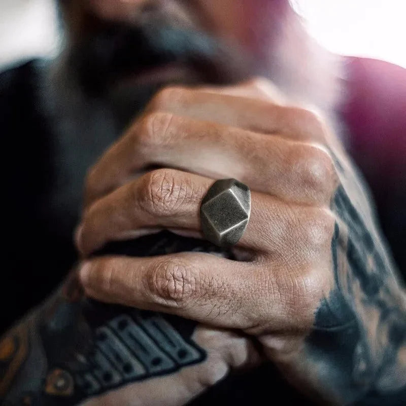 Quadrangle Flat Top Signet Ring — dettaglio della stampa