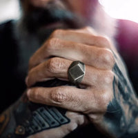 Quadrangle Flat Top Signet Ring — dettaglio della stampa