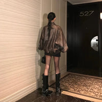 Retro Y2K Oversized Distressed Brown Faux Leather Jacket — dettaglio della stampa