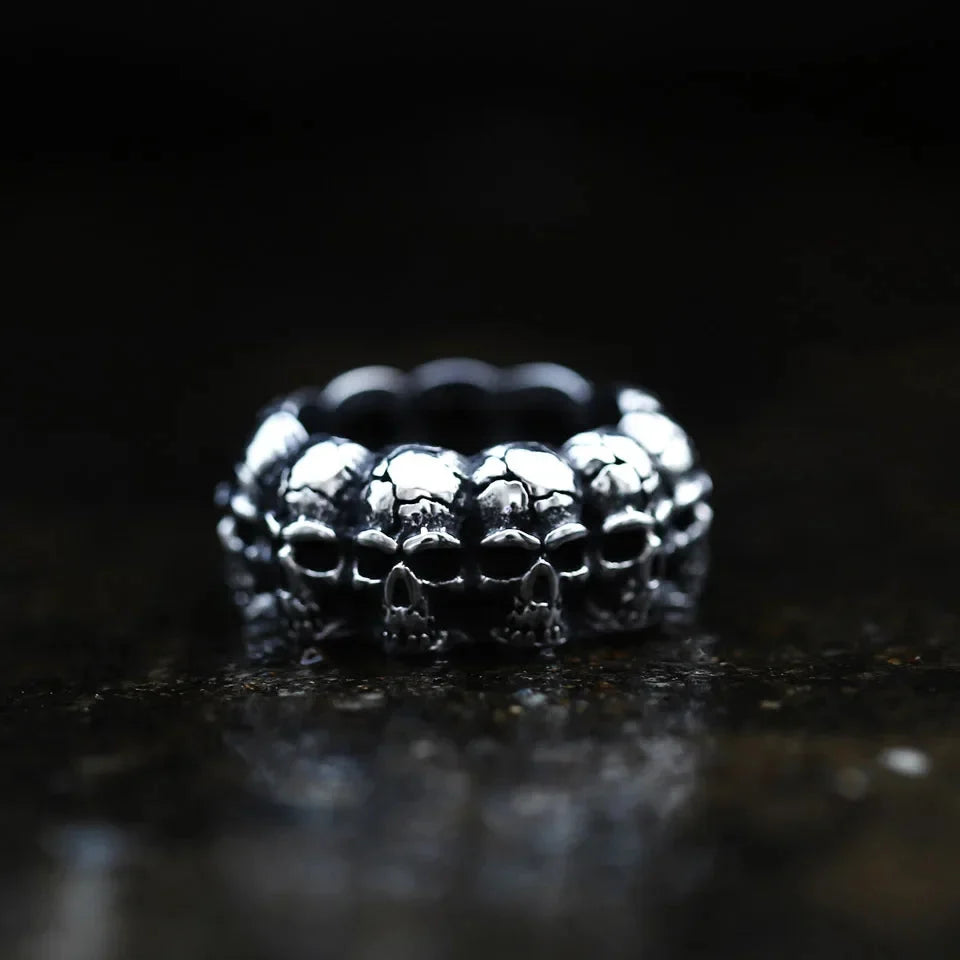 Skull Repeat Band Ring — vista laterale