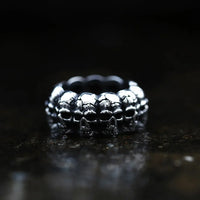 Skull Repeat Band Ring — vista laterale