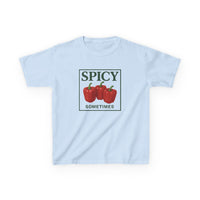 Sometimes Spicy Graphic Baby Tee — dettaglio della stampa