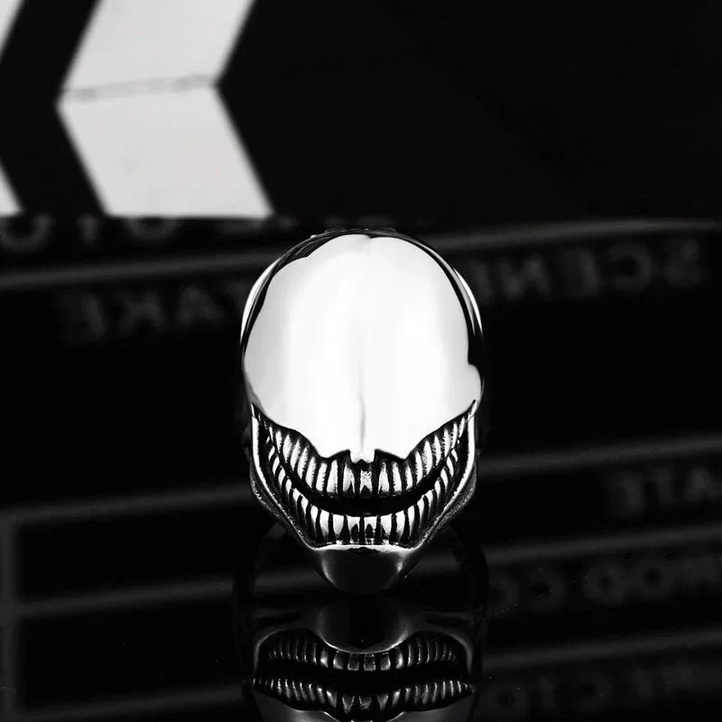 Steel Soldier Alien Skull Ring — vista posteriore