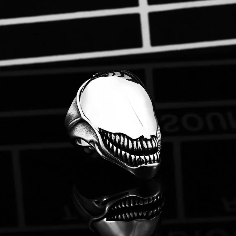 Steel Soldier Alien Skull Ring — vista laterale