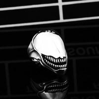 Steel Soldier Alien Skull Ring — vista laterale