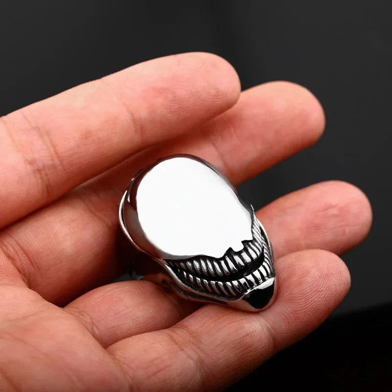 Steel Soldier Alien Skull Ring — dettaglio del tessuto