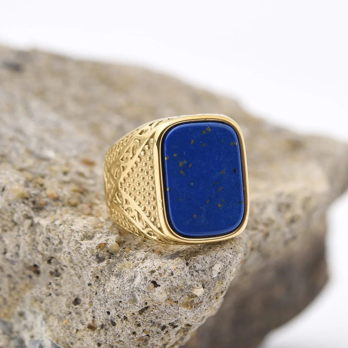 Stone Oval Signet Ring — dettaglio