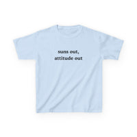 Suns Out, Attitude Out Brat Baby Tee — dettaglio