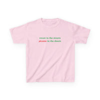 Sweet In The Streets Picante In The Sheets Baby Tee — dettaglio della stampa